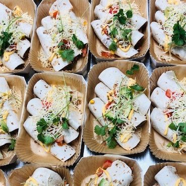 enchillada's met pulled chicken, kaas, avocado en mais foodgezind