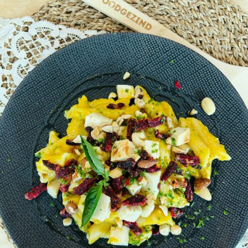 Pasta met pompoensaus, knolselderblokjes, rodebietspekjes, notencrunch