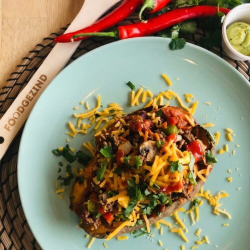 Gevulde zoete aardappel met chiligehakt, champignons, paprika, ui, wortel, cheddar