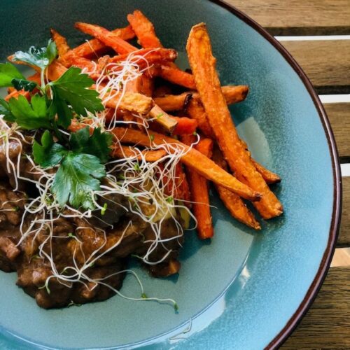 Coq au vin met zoete aardappelfrietjes