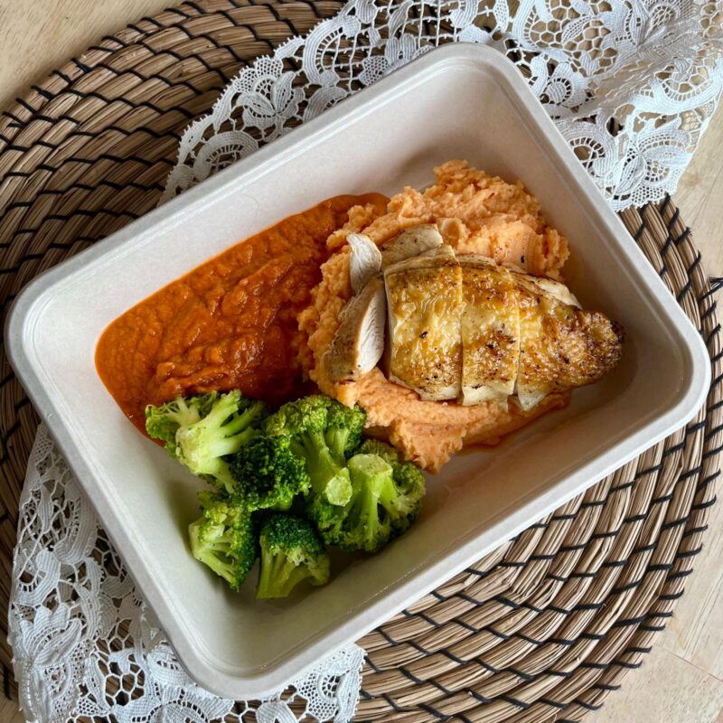 Kip met harissa, zoete aardappelpuree en broccoli