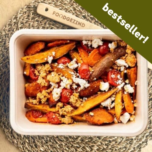 Ovenschotel met kruidig gehakt, zoete aardappelwedges, wortel, tomaat, feta
