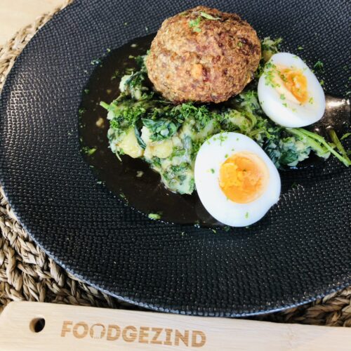 Spinaziestoemp met feta-gehaktbal, kruidige jus en gekookt eitje