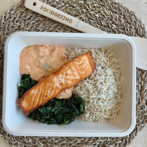 Romige Toscaanse zalm in de oven met knoflook, tomaat, spinazie en volkorenrijst