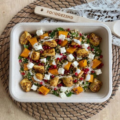 Kruidige kipsalade met geroosterde pompoen, feta & parelcouscous