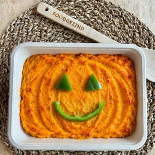 Halloween-ovenschotel met gehakt, prei, pompoen-zoete aardappelpuree